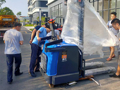 科力電動堆高車進(jìn)行裝卸、堆高、堆垛和短距離運輸作業(yè)