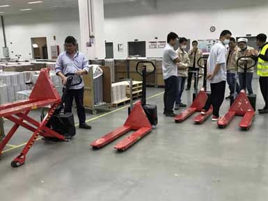 電動高升程搬運(yùn)車交付使用，感謝廠家羅總親自跟客戶講解操作方法！